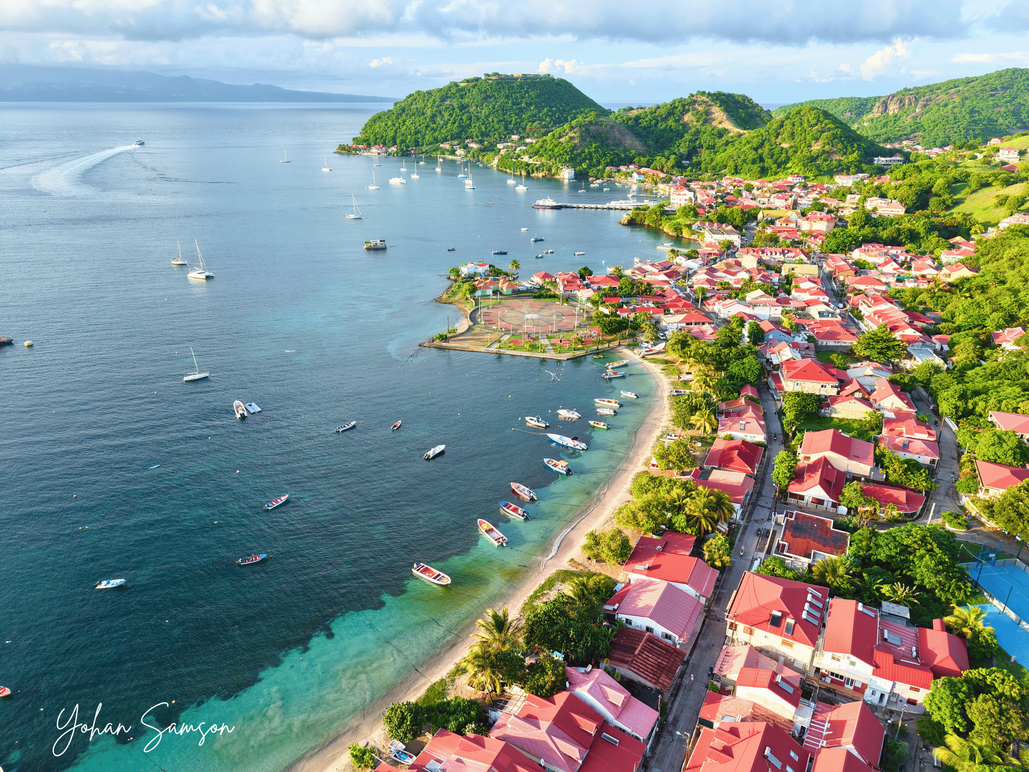 Ruelle colorée du bourg de Terre-de-Haut avec boutiques et maisons créoles