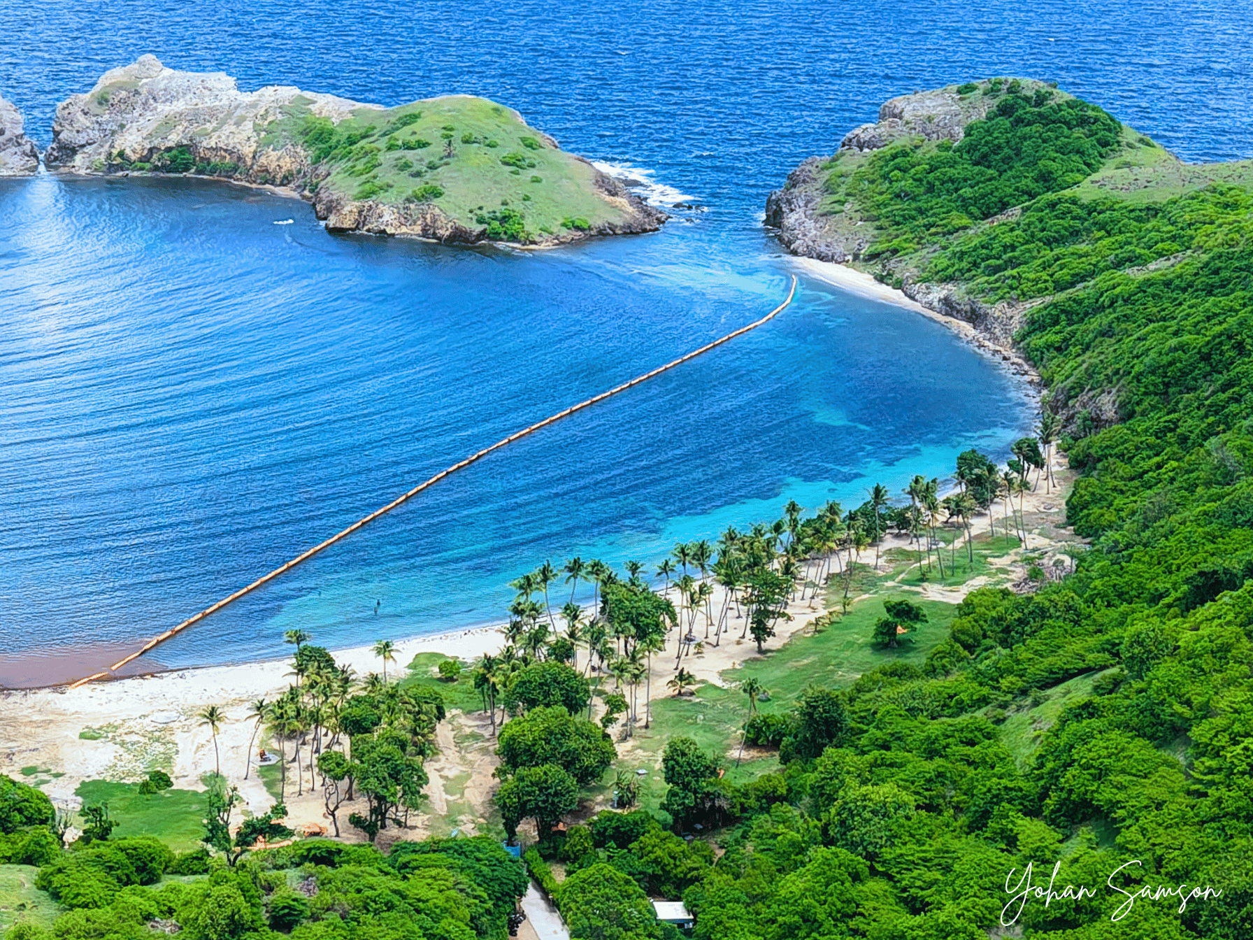 Plage de Pompierre aux Saintes avec sable doré, cocotiers et mer turquoise